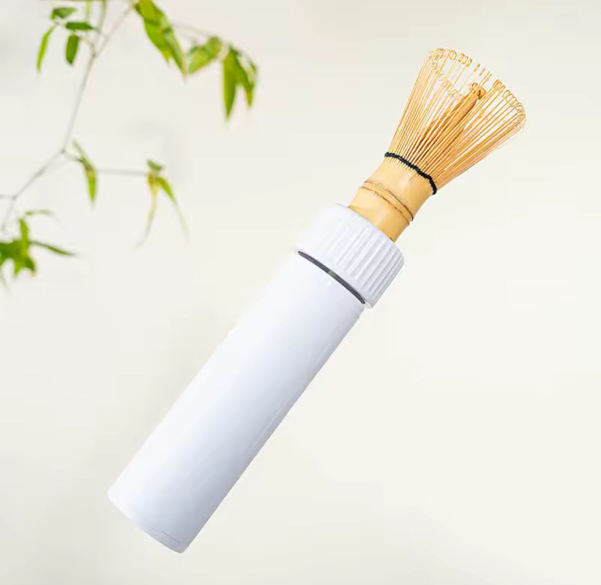 Fouet automatique en action dans une préparation de boisson matcha