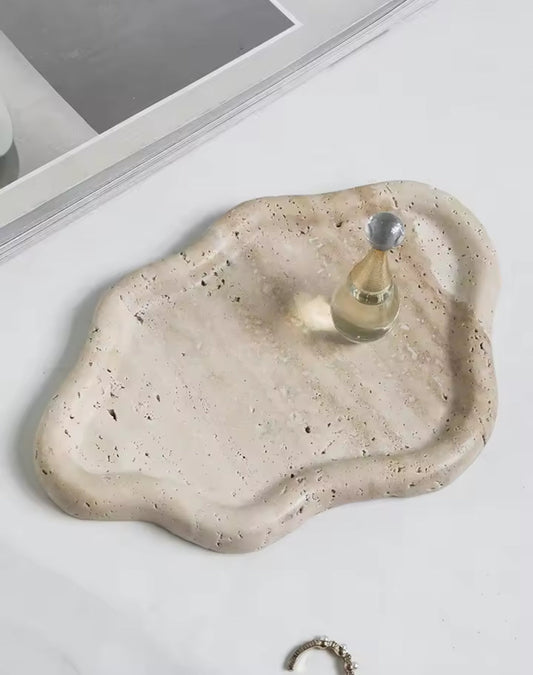 Petit plateau décoratif style wabi sabi en travertin effet marbre pour bijoux ou parfum
