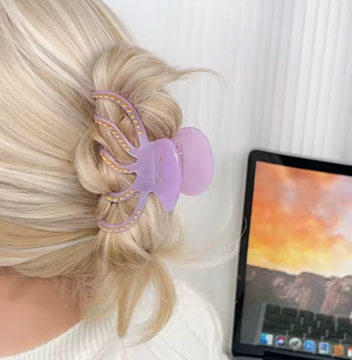 Coiffure avec pince à cheveux fantaisie pour femme