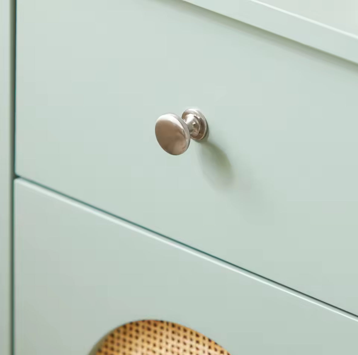 Petit meuble de chevet vert sauge pour chambre à coucher – Maison Pamplune, alliance de design moderne et d’élégance intemporelle.