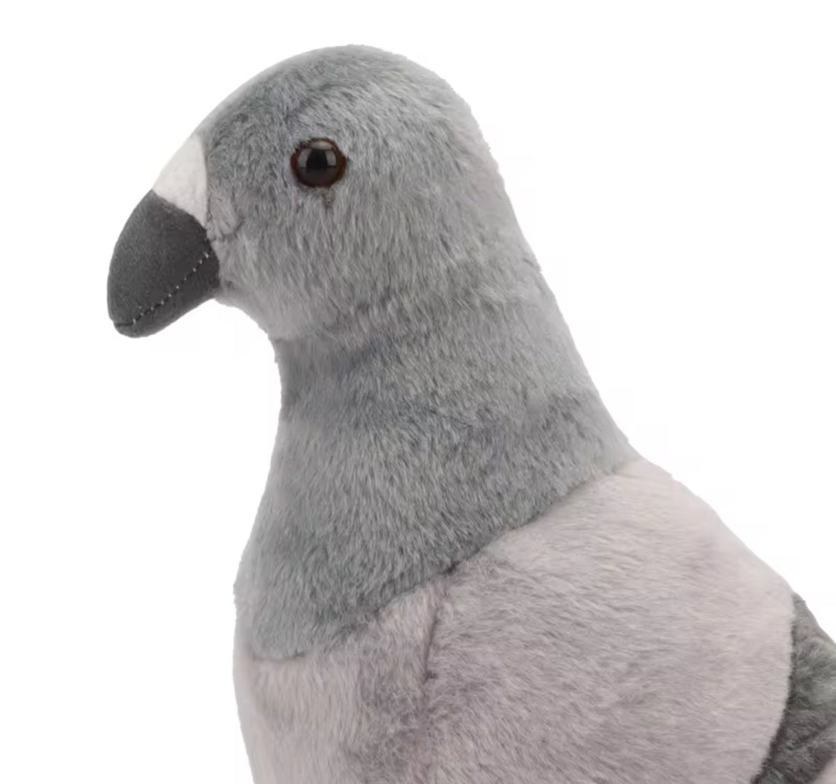 Gros plan sur peluche pigeon gris réaliste avec bec noir