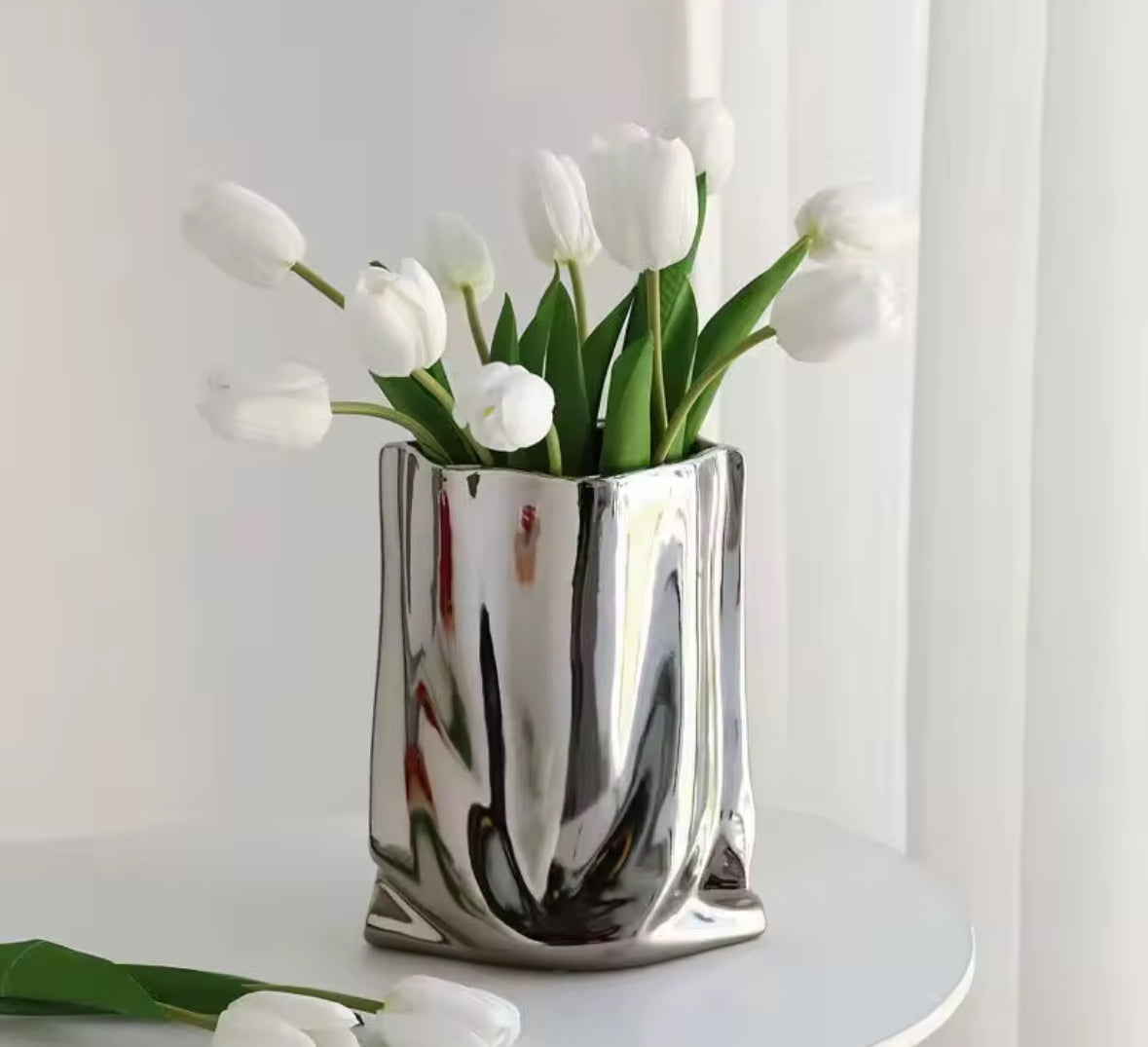 Vase chromé effet miroir argenté, décoration intérieure chic