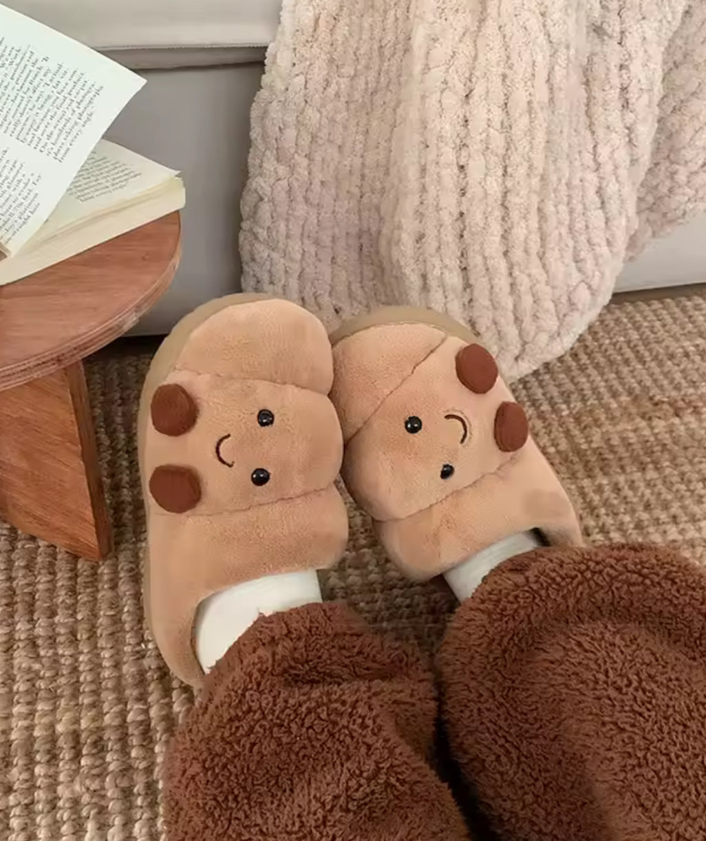 Chaussons croissant pelucheux – accessoires cocooning pour la maison, doux et respirants