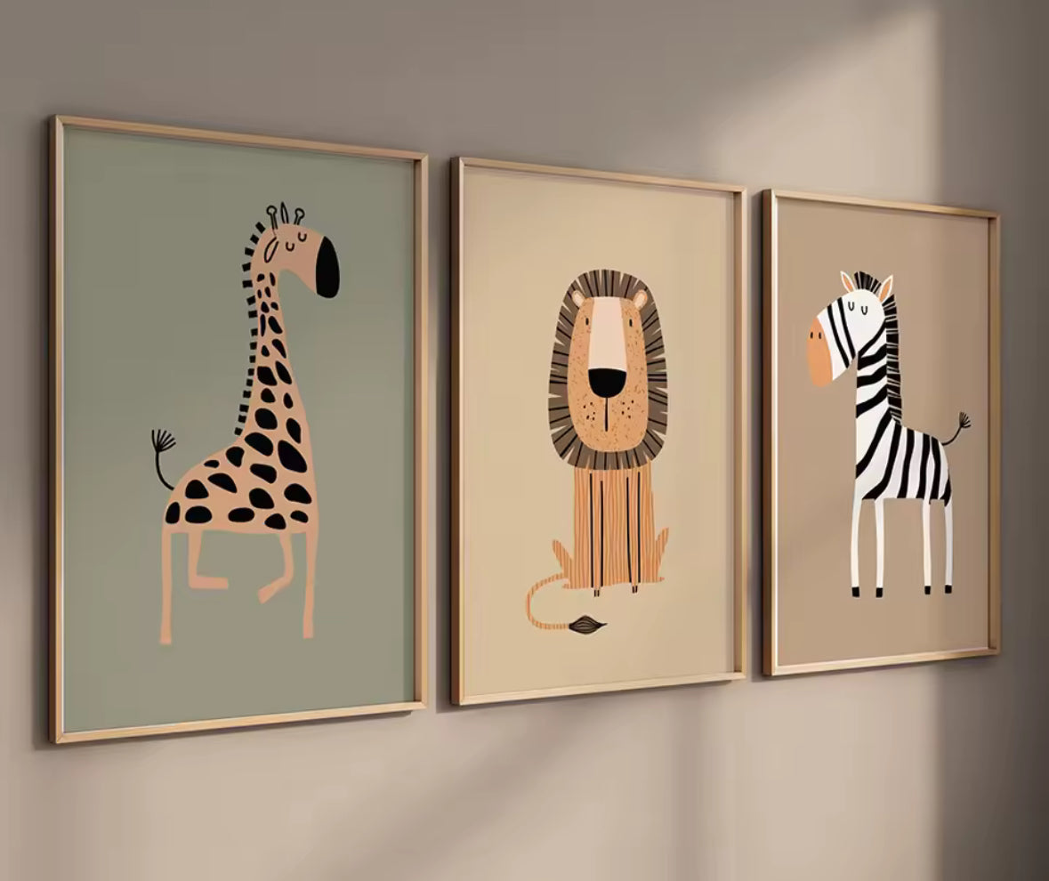 Trio d’affiches Jungle Safari avec girafe, lion et zèbre pour décoration murale de chambre bébé.