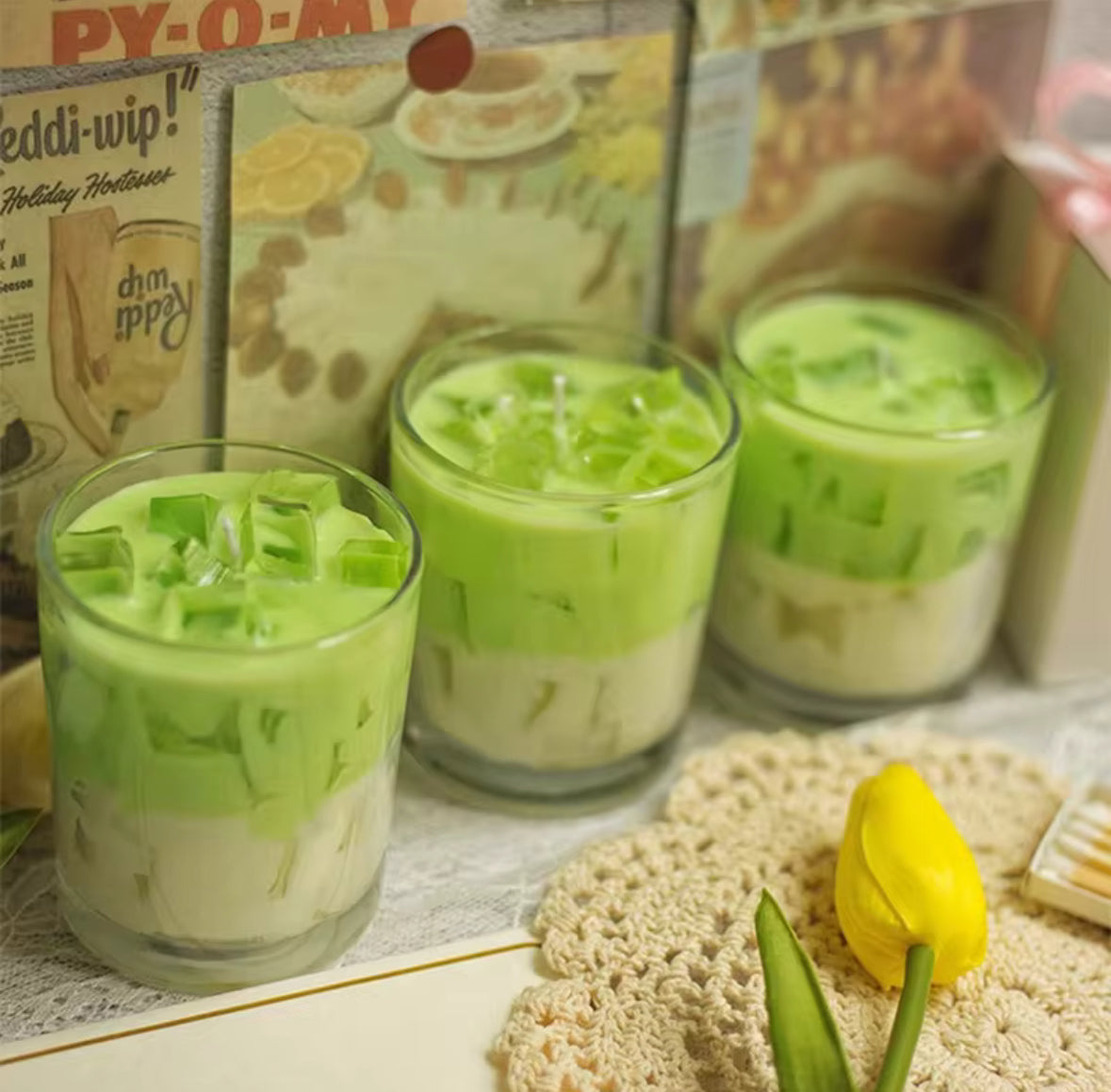 Bougie décorative en cire naturelle, imitation parfaite d’un matcha latte glacé, création artisanale au design réaliste et parfum apaisant.