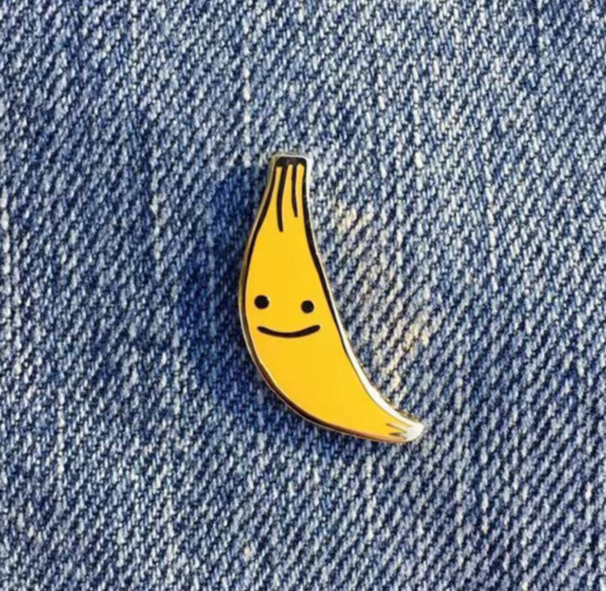 Broche banane smiley sur veste en jean – Bijou fantaisie tendance et original