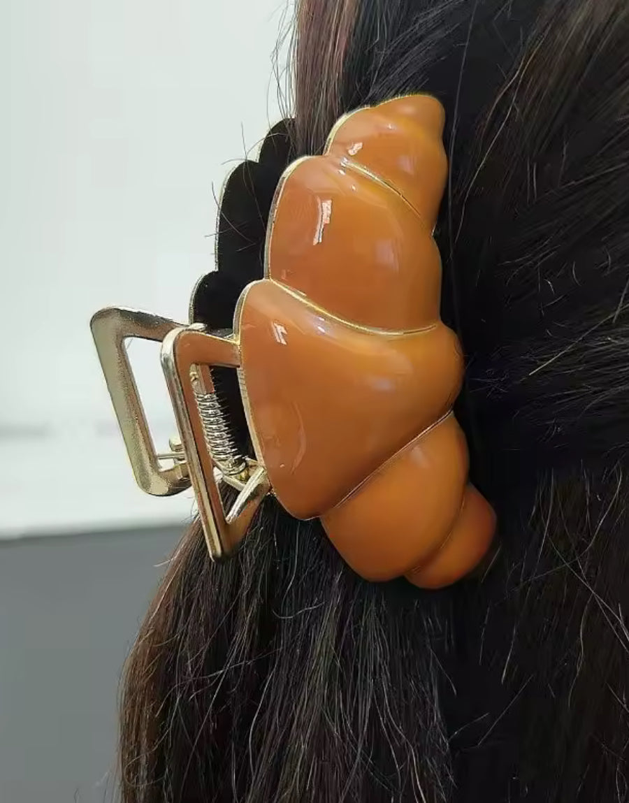 Pince croissant caramel dans des cheveux longs 