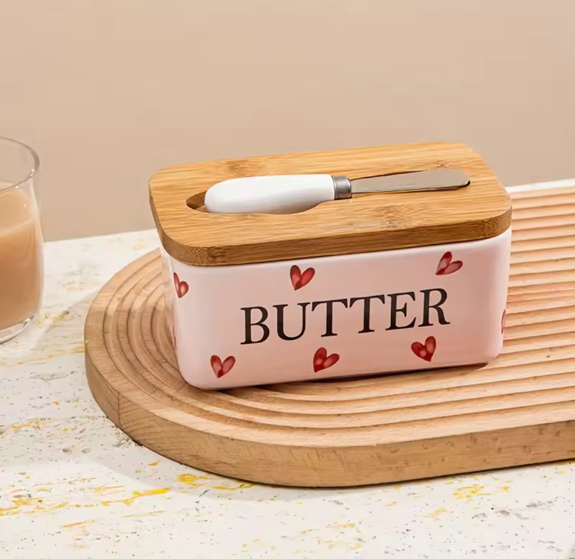 Pot à beurre en céramique rose au design romantique, avec couvercle en bois bambou et couteau intégré, idéal pour une cuisine décorative