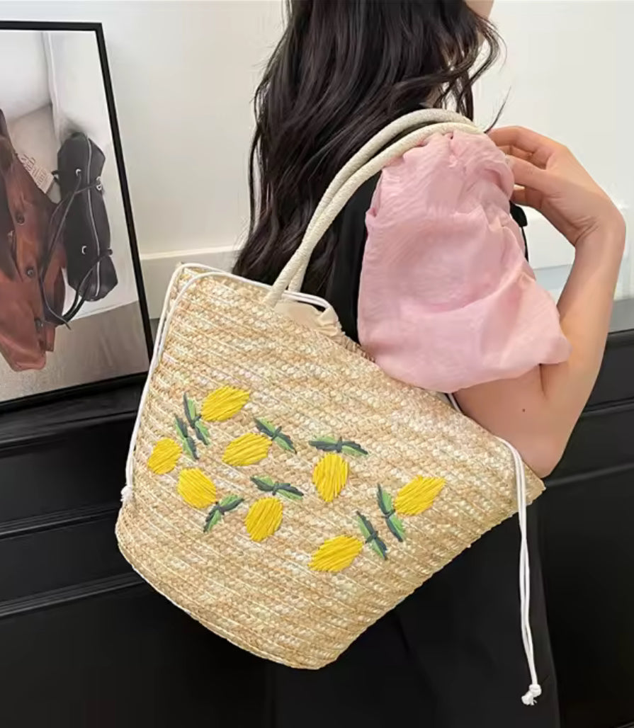 Panier citron porté par une femme – accessoire estival mode 2025