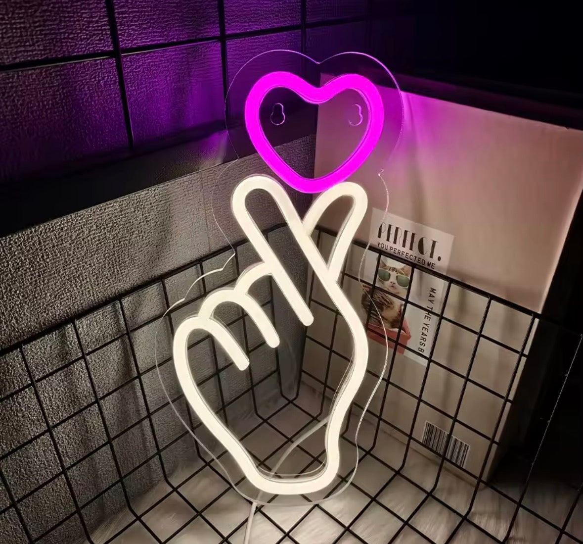 Décoration murale lumineuse néon LED main et cœur design contemporain