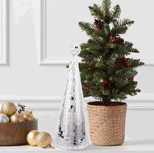Décoration sapin de Noël design avec surface miroir brillante, style contemporain.