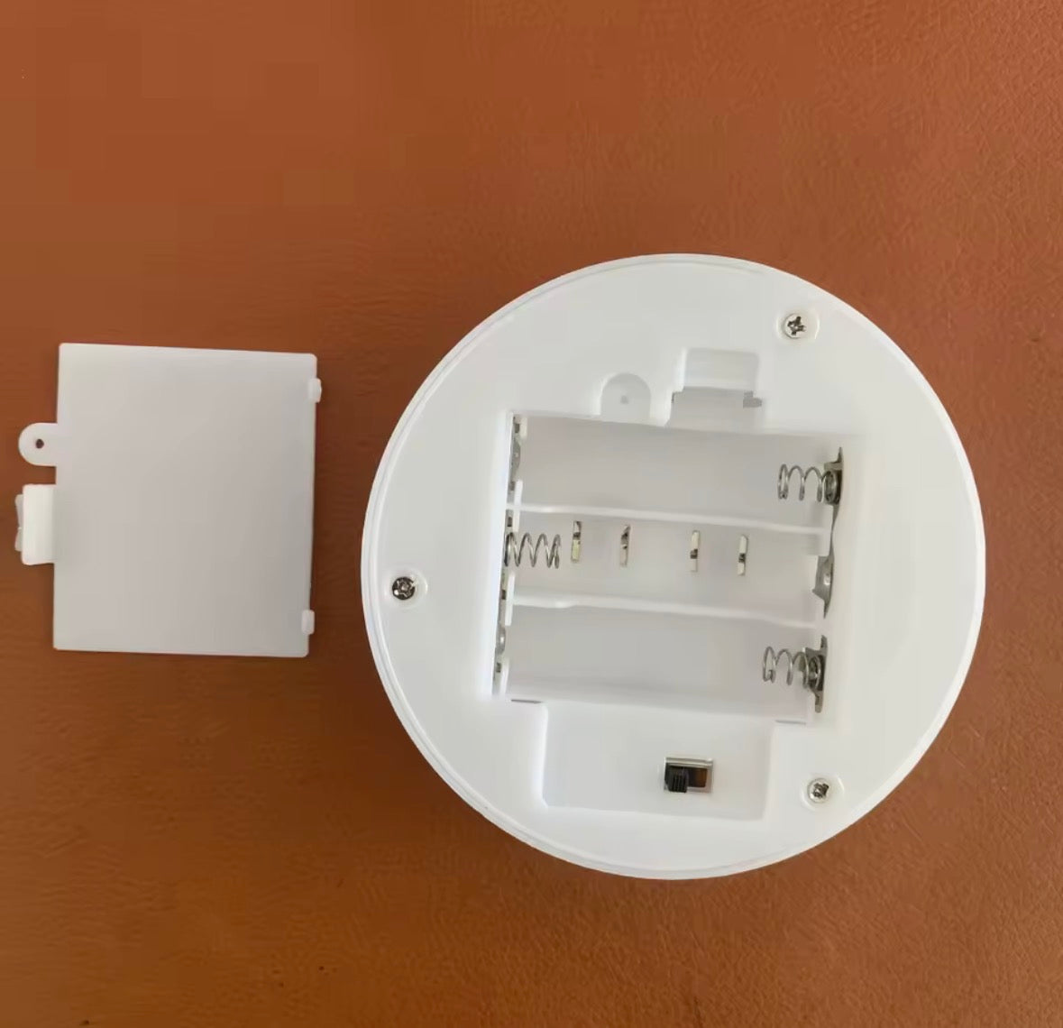 Détail lampe néon banane allumée, lumière douce et décoration contemporaine