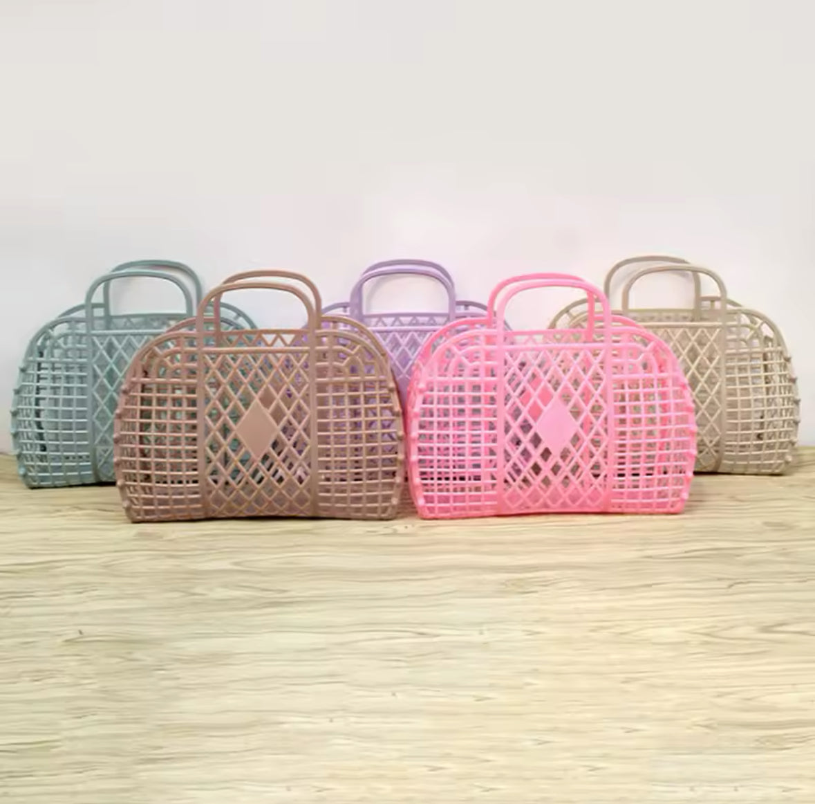 Petits paniers de plage vintage multicolores posés sur table en bois