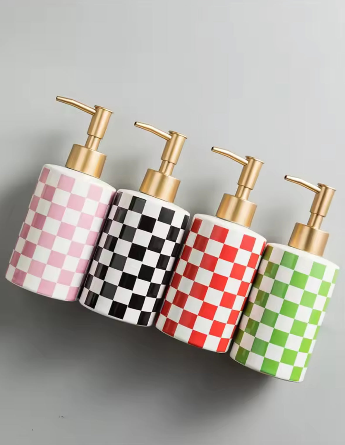 Accessoire design pour salle de bain avec flacon damier tendance