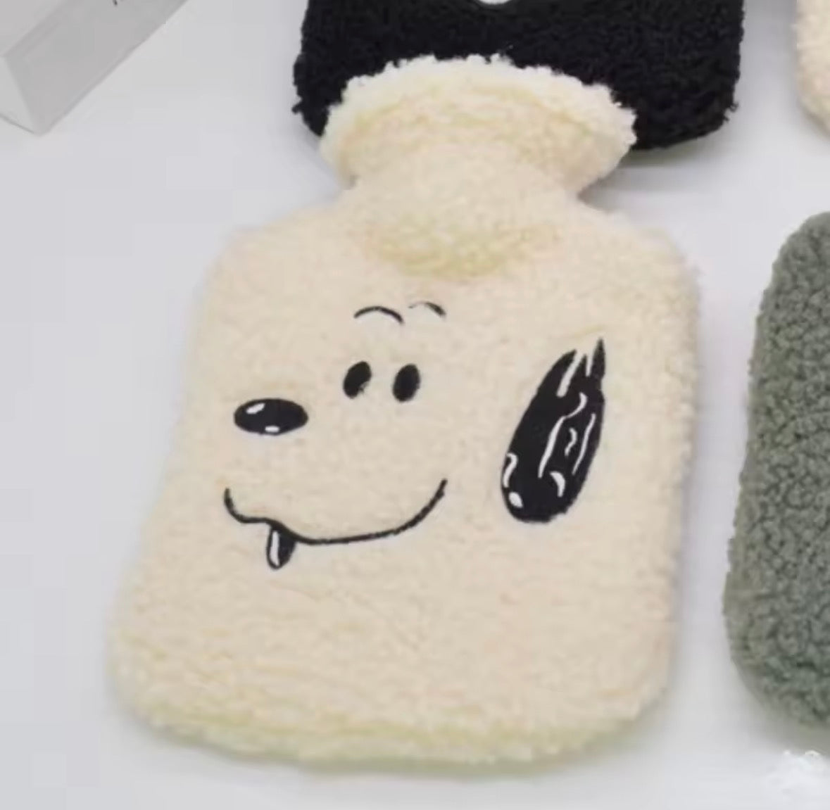 Bouillotte Snoopy en housse bouclette moelleuse, accessoire cocooning pour la maison