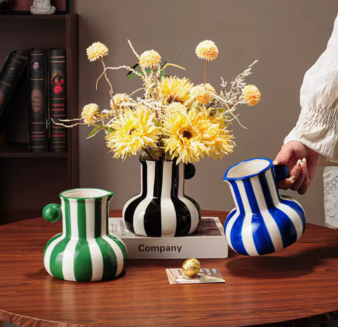 Vases rayés en céramique – décoration intérieure lumineuse