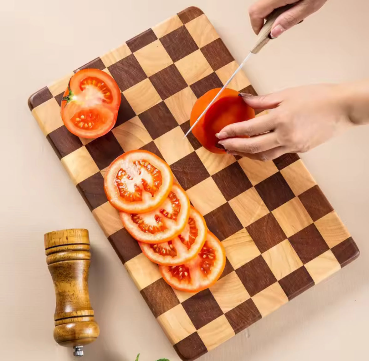 Planche à découper esthétique avec finitions lisses en bois d’acacia