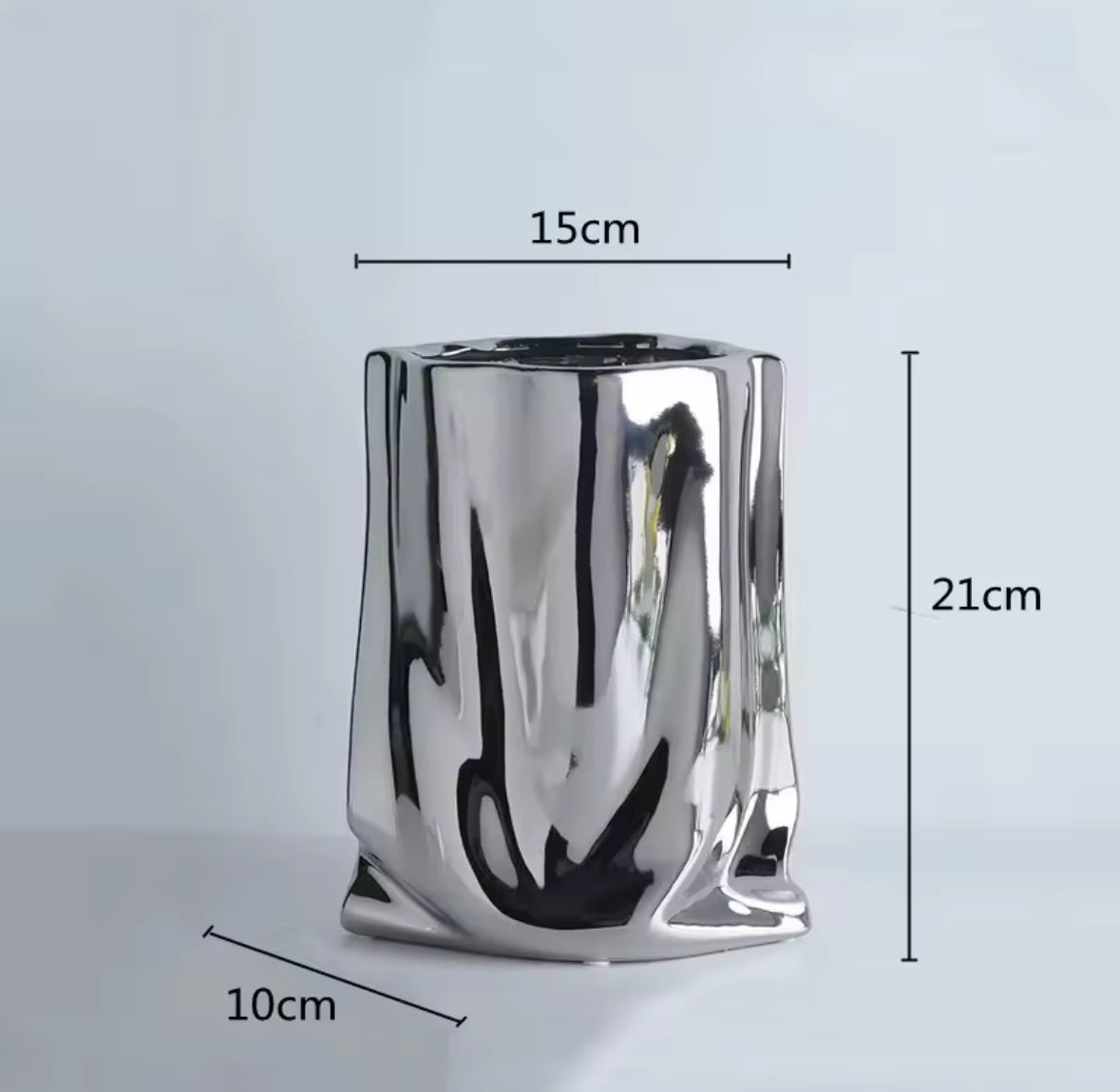 Vase chromé effet miroir style minimaliste, objet décoratif moderne