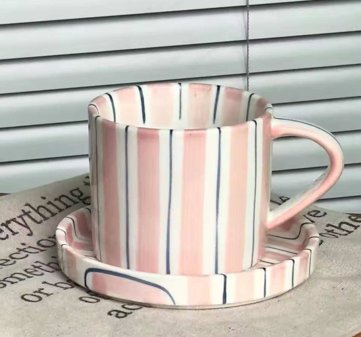 Tasse en céramique rayée rose poudré avec coupelle – Pour cappuccino, chai latte ou thé parfumé