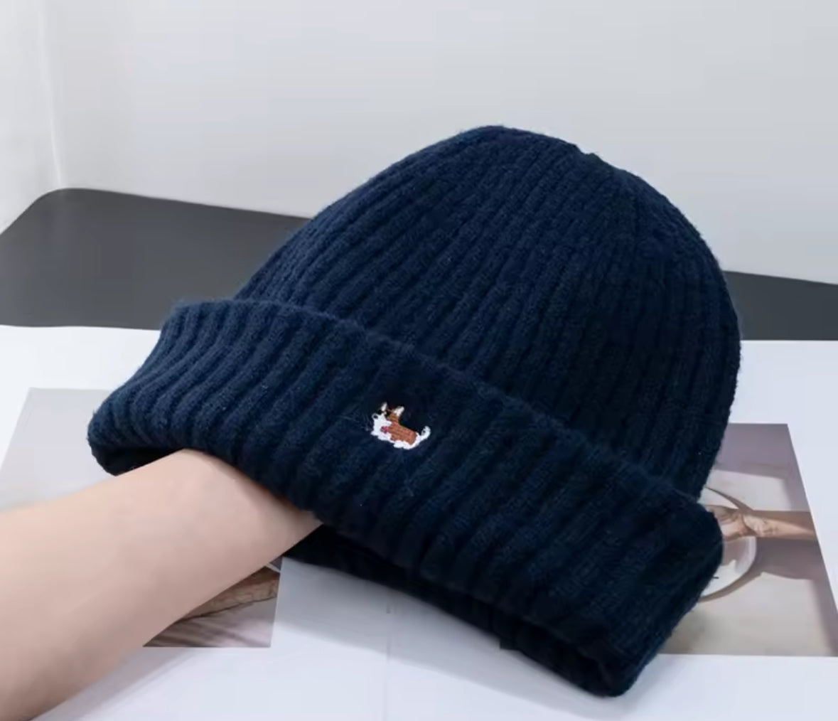 Bonnet Corgi bleu marine chaud et confortable en maille côtelée
