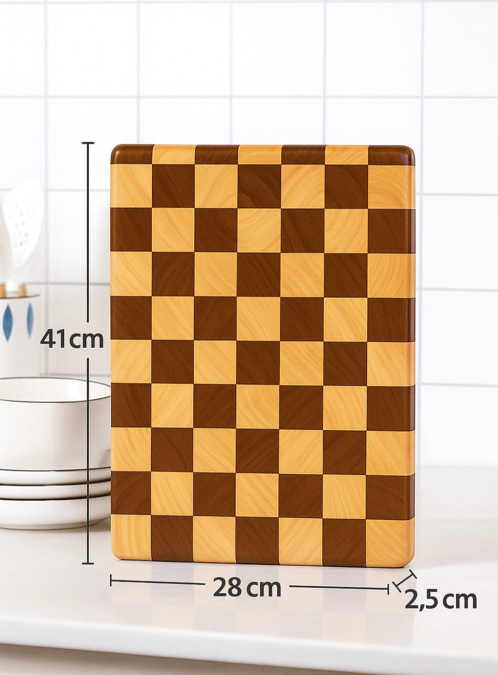 Planche à découper damier en bois d’acacia massif – grand format 41x28 cm posée sur plan de travail moderne