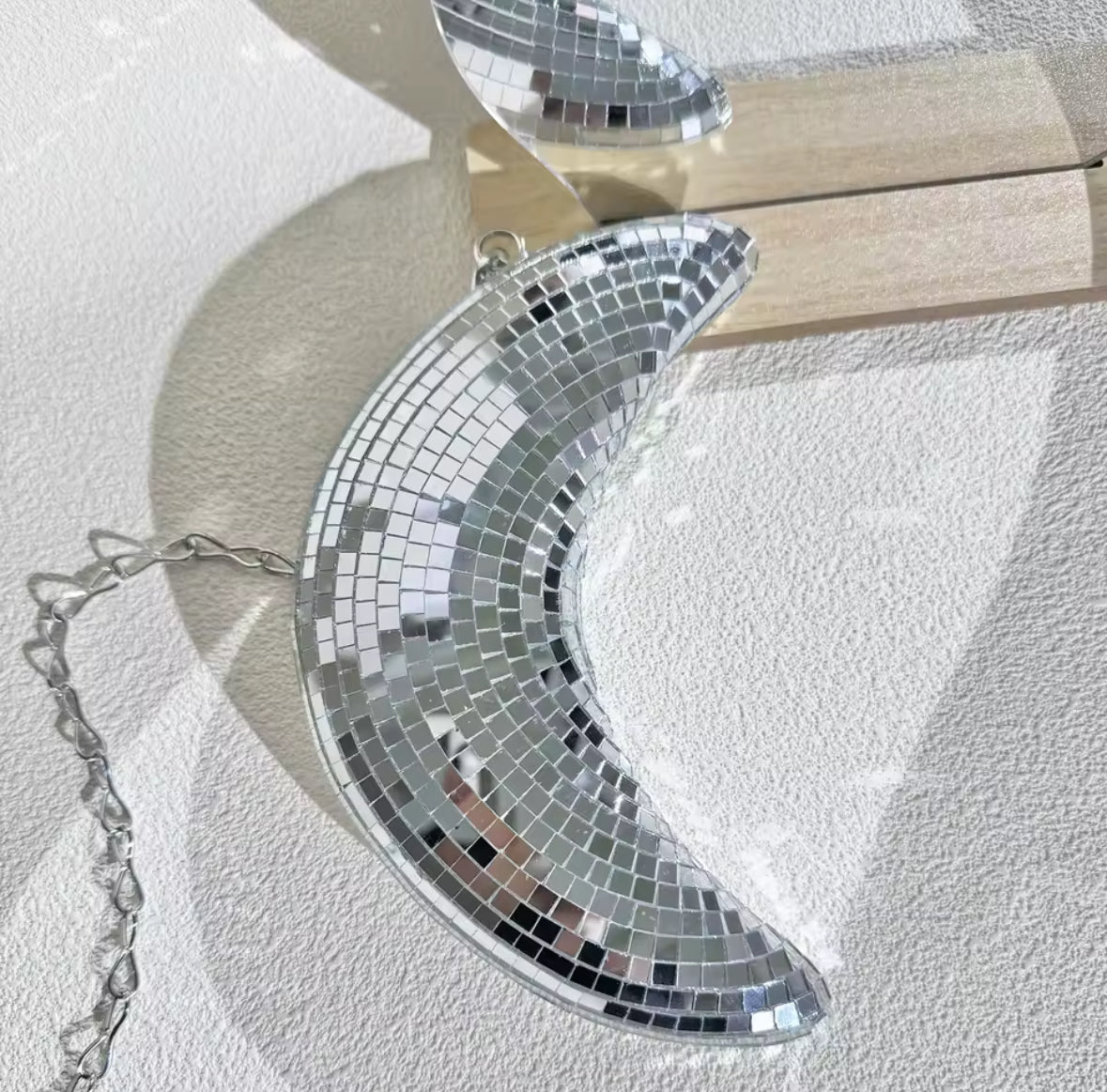 Décoration suspension lune effet miroir facettes style discothèque pour intérieur festif