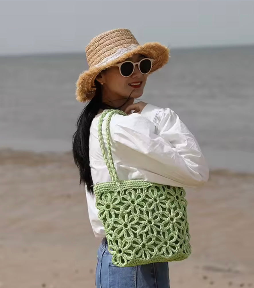 Sac cabas fleuri bohème porté à l’épaule, cabas femme léger et spacieux pour la plage