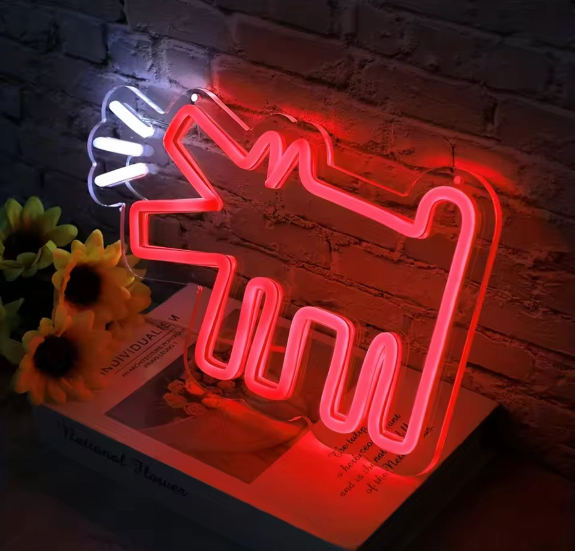 Éclairage LED artistique rouge avec design graphique contemporain.