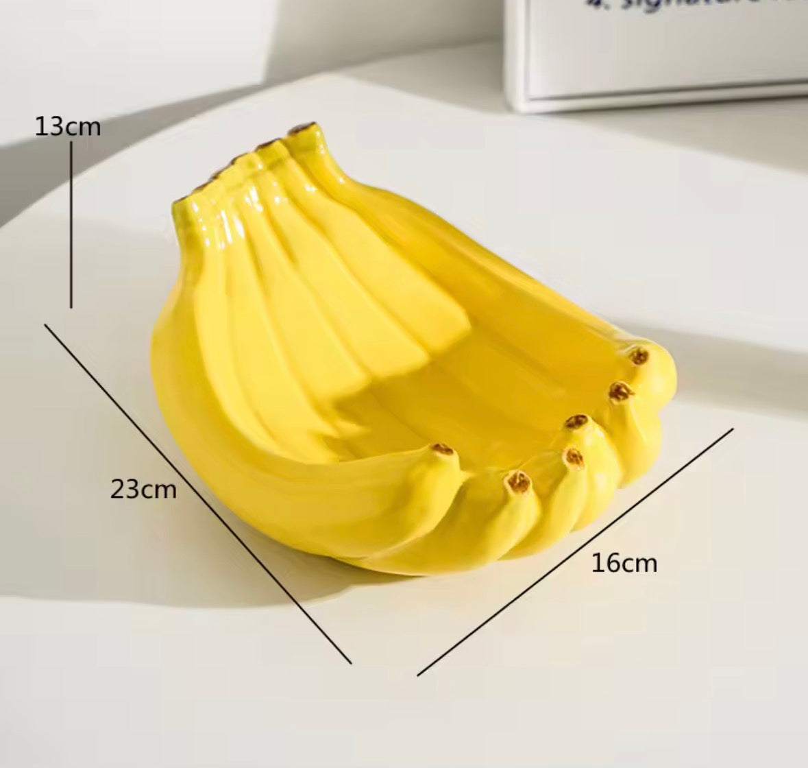 Coupe design en forme de banane jaune, objet décoratif contemporain