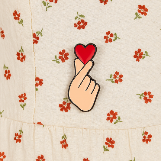Pin’s en métal Finger Heart sur tissu imprimé, accessoire K-pop inspiré du geste coréen tendance