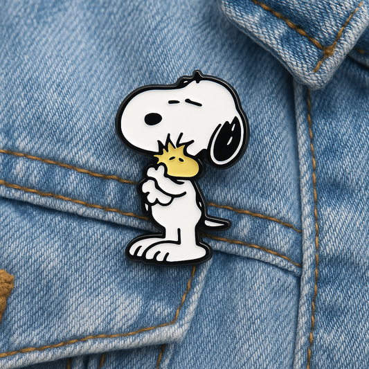 Broche Snoopy et Woodstock émaillée sur veste en jean, pin’s cartoon tendance pour accessoiriser sacs ou vêtements unisexes, style rétro pop culture.