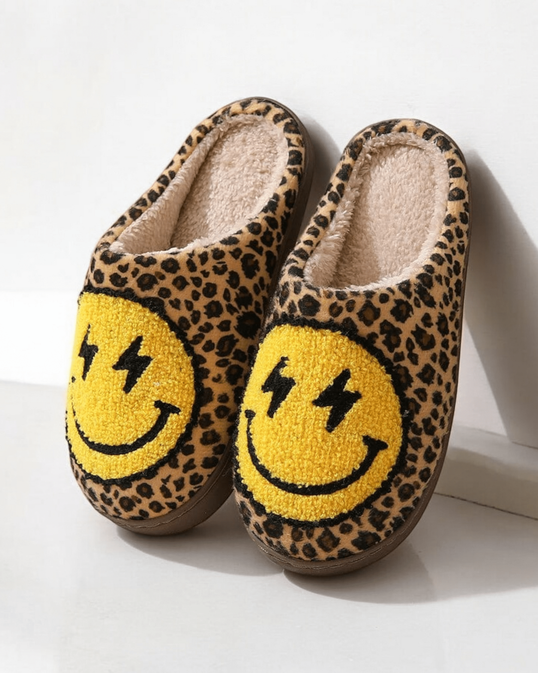 Pantoufles léopard imprimé avec smiley jaune, chaussons chauds tendance Maison Pamplune.