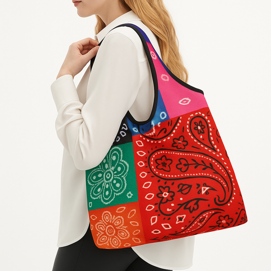 Femme portant un sac cabas bandana patchwork à l'épaule, look minimaliste, fond blanc, accessoire mode été 2025.