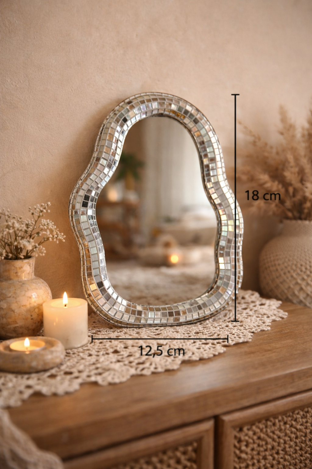 Miroir sur pied disco décoratif posé sur meuble en bois clair