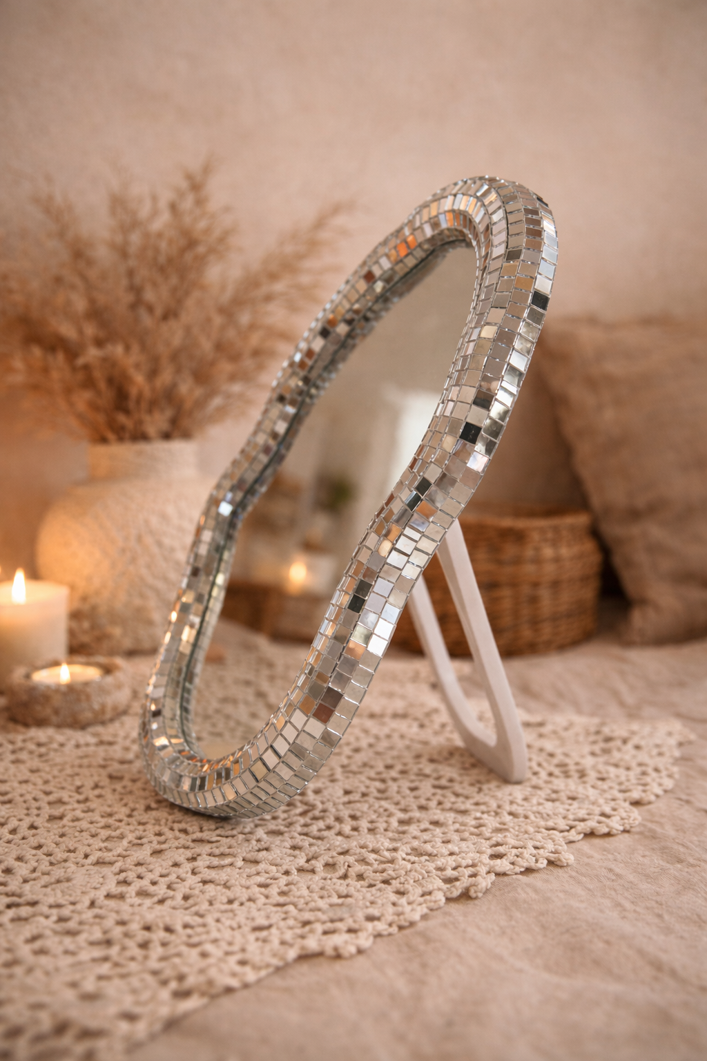 Détail de la bordure en mosaïque miroir style disco vintage