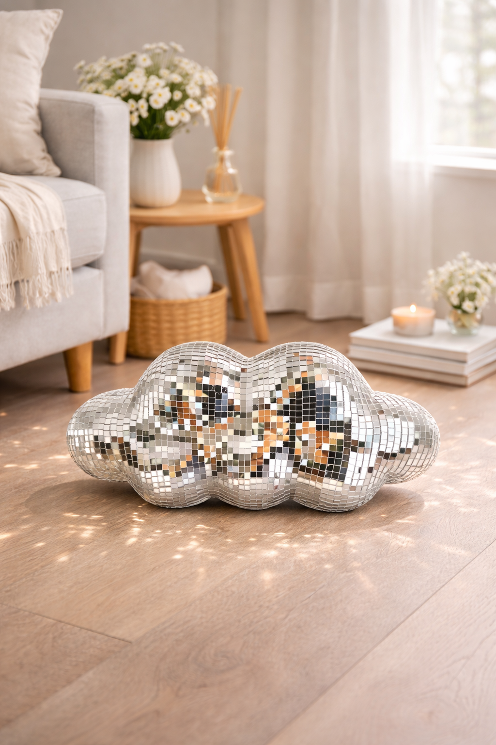 Suspension Nuage Disco argentée, décoration intérieure lumineuse et audacieuse