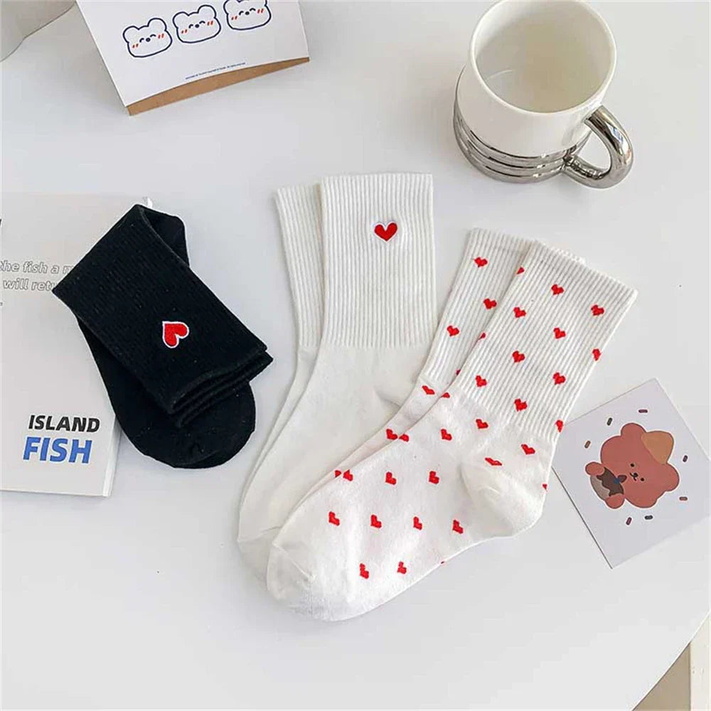 Chaussettes originales Maison Pamplune, design cœur rouge sur fond blanc
