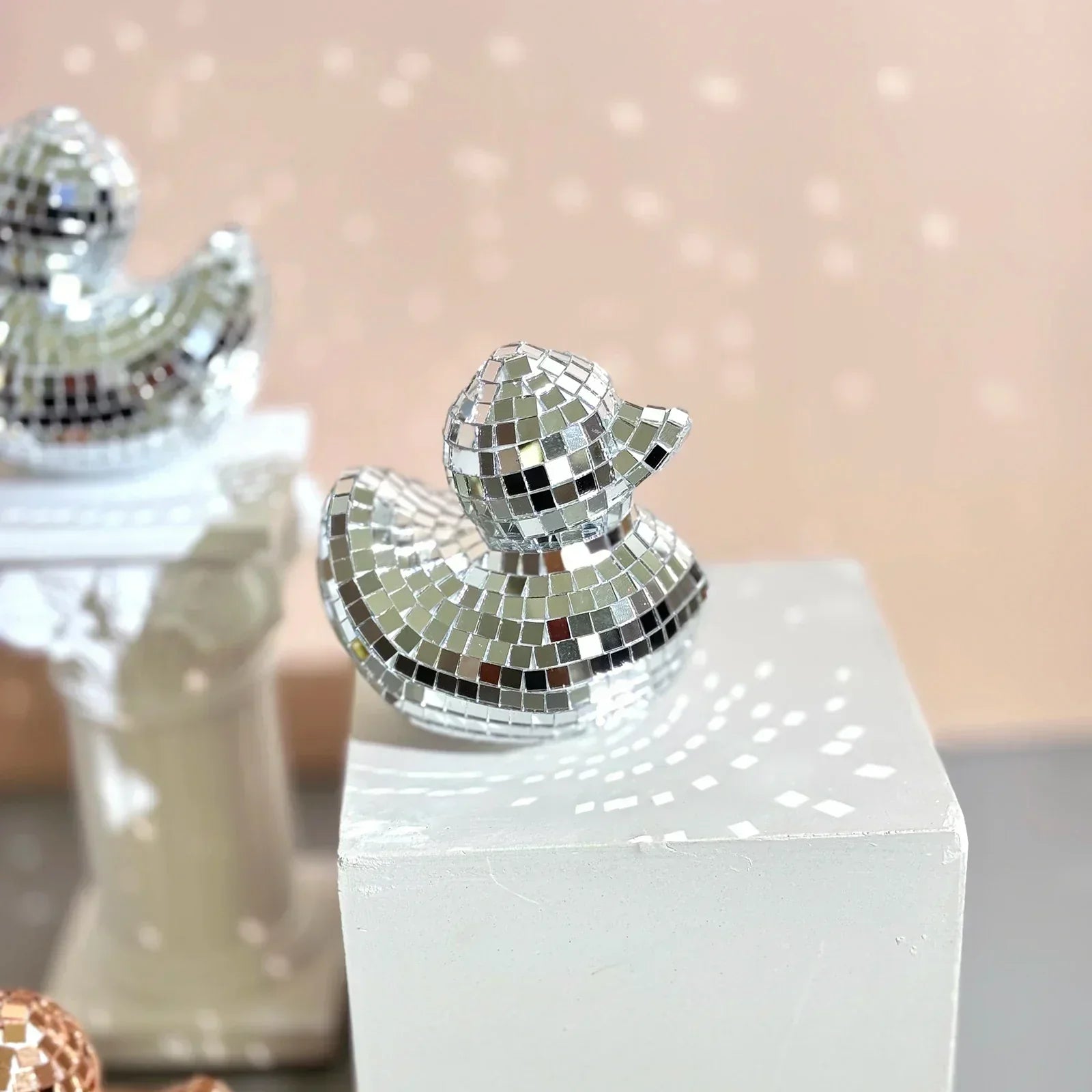 Statue Canard Disco effet brillant, idéale pour une décoration lumineuse et dynamique
