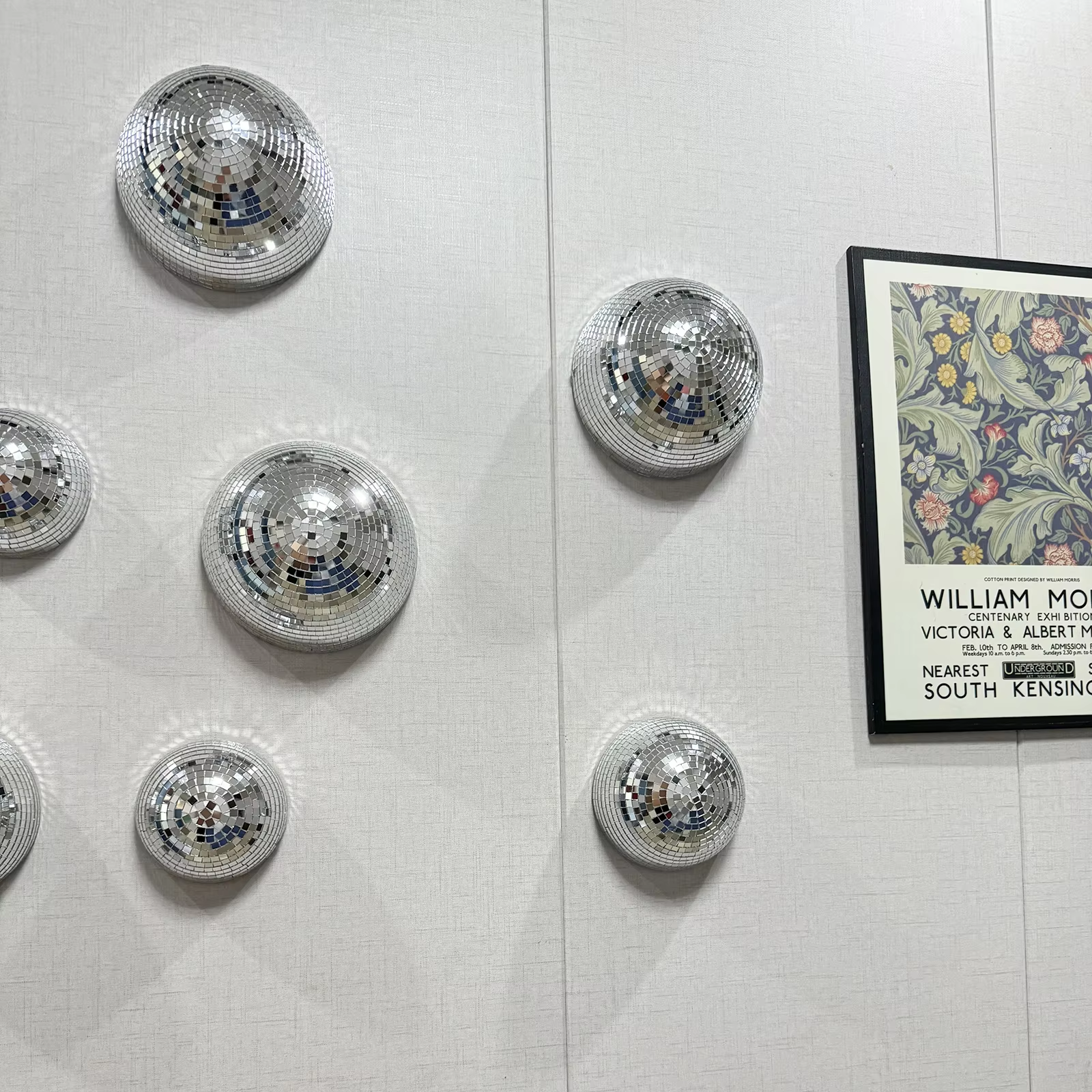 Boules à Facettes Murales Disco – L'Élégance Rétro pour Votre Décoration

Ajoutez une touche de chic rétro et de lumière scintillante à votre intérieur avec nos boules à facettes murales Disco. Ces pièces de décoration, inspirées des soirées dansantes des années 70, capturent la magie des soirées disco avec leurs facettes réfléchissantes qui créent un effet lumineux spectaculaire. Idéales pour égayer un salon, une chambre, ou même un espace de divertissement, nos boules à facettes apportent à la fois élégance et vibes festives à toute pièce.

Que ce soit pour un événement spécial, une soirée entre amis ou pour un look original dans votre maison, ces boules à facettes murales sont le moyen parfait de capturer l’essence de la fête et de l’ambiance disco. Faciles à installer, elles offrent un éclairage spectaculaire et une atmosphère vibrante en toutes circonstances.

Rehaussez votre décoration murale et faites de chaque moment une fête avec nos boules à facettes murales Disco, alliant style vintage et modernité scintillante.

Mots-clés SEO : boules à facettes murales, décoration disco, décoration rétro, ambiance disco, décoration murale brillante, décoration de soirée, boules disco murales, décoration lumineuse, style vintage, accessoires de fête.